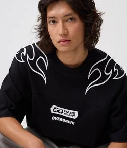 Camiseta Oversized em Malhão com Estampa Lettering e Tribal de Chamas