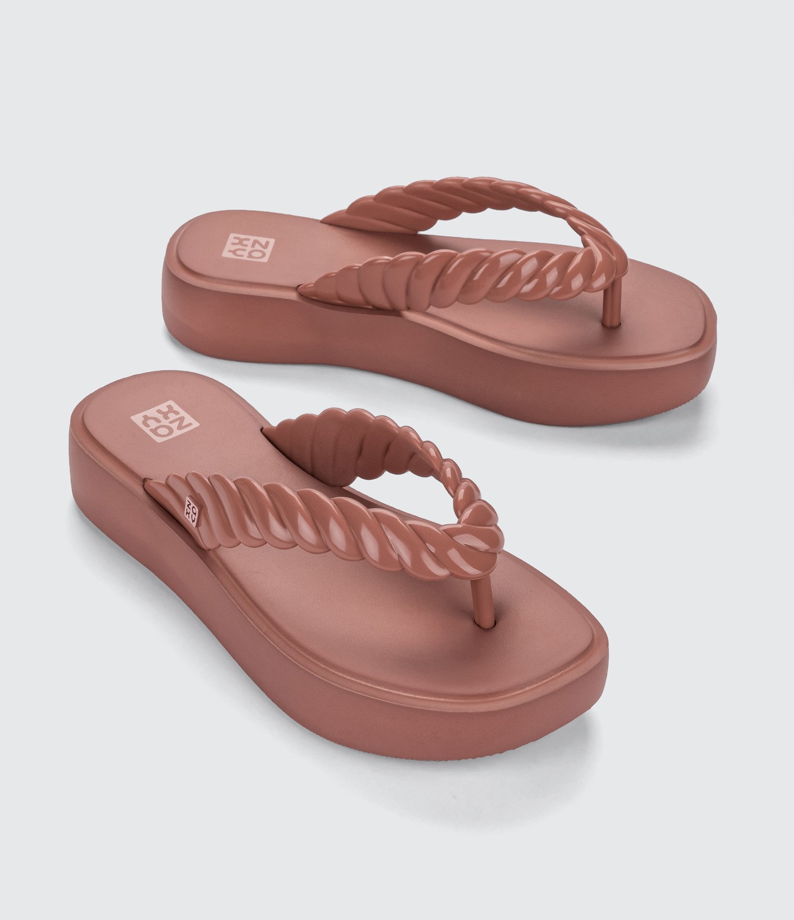 Chinelo com Tiras Largas Trançadas Bege 1