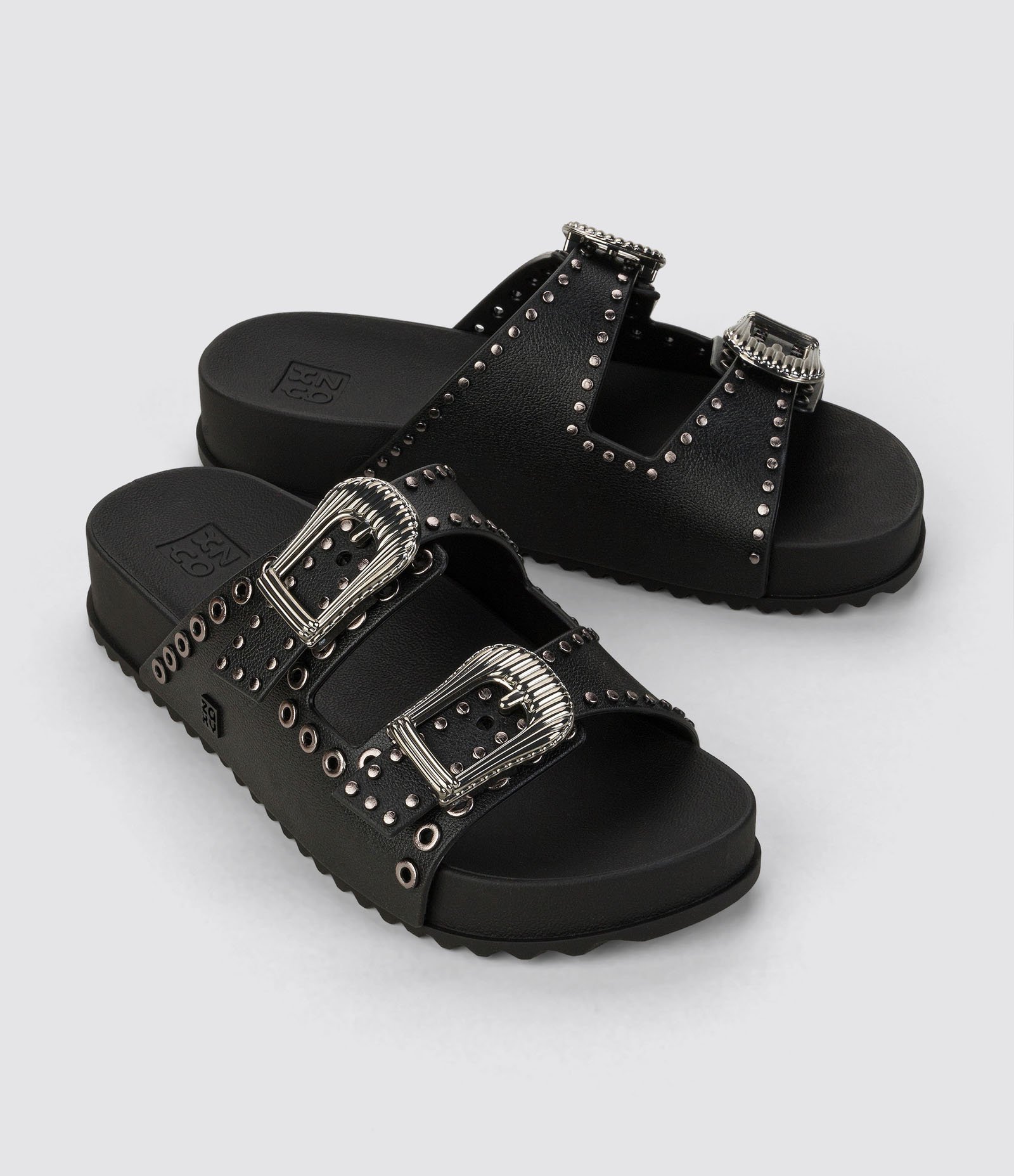 Chinelo com Tiras Largas com Fivelas e Aviamentos Preto 1