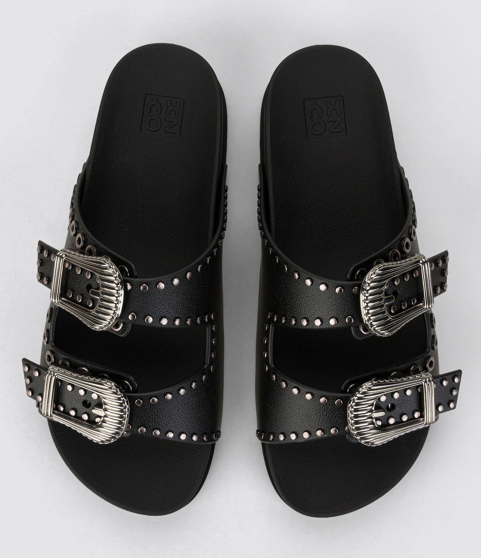 Chinelo com Tiras Largas com Fivelas e Aviamentos Preto 2