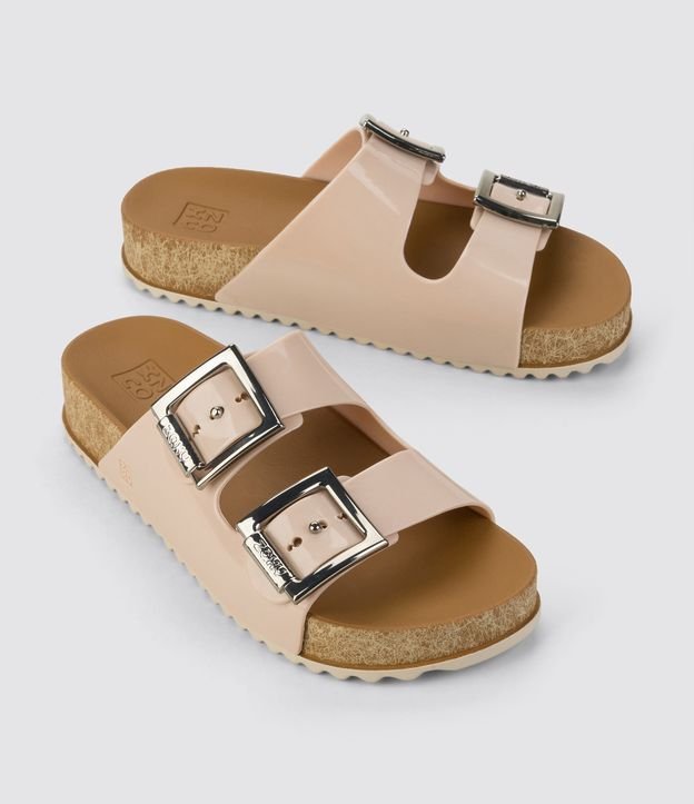 Chinelo com Sola Alta e Duas Tiras Largas e Fivelas