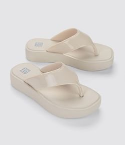 Chinelo com Cabedal Largo e Sola Alta