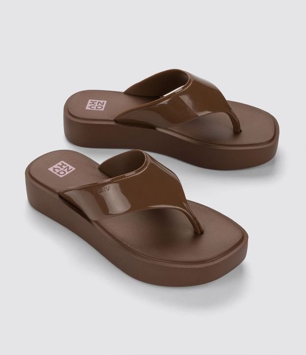 Chinelo com Cabedal Largo e Sola Alta