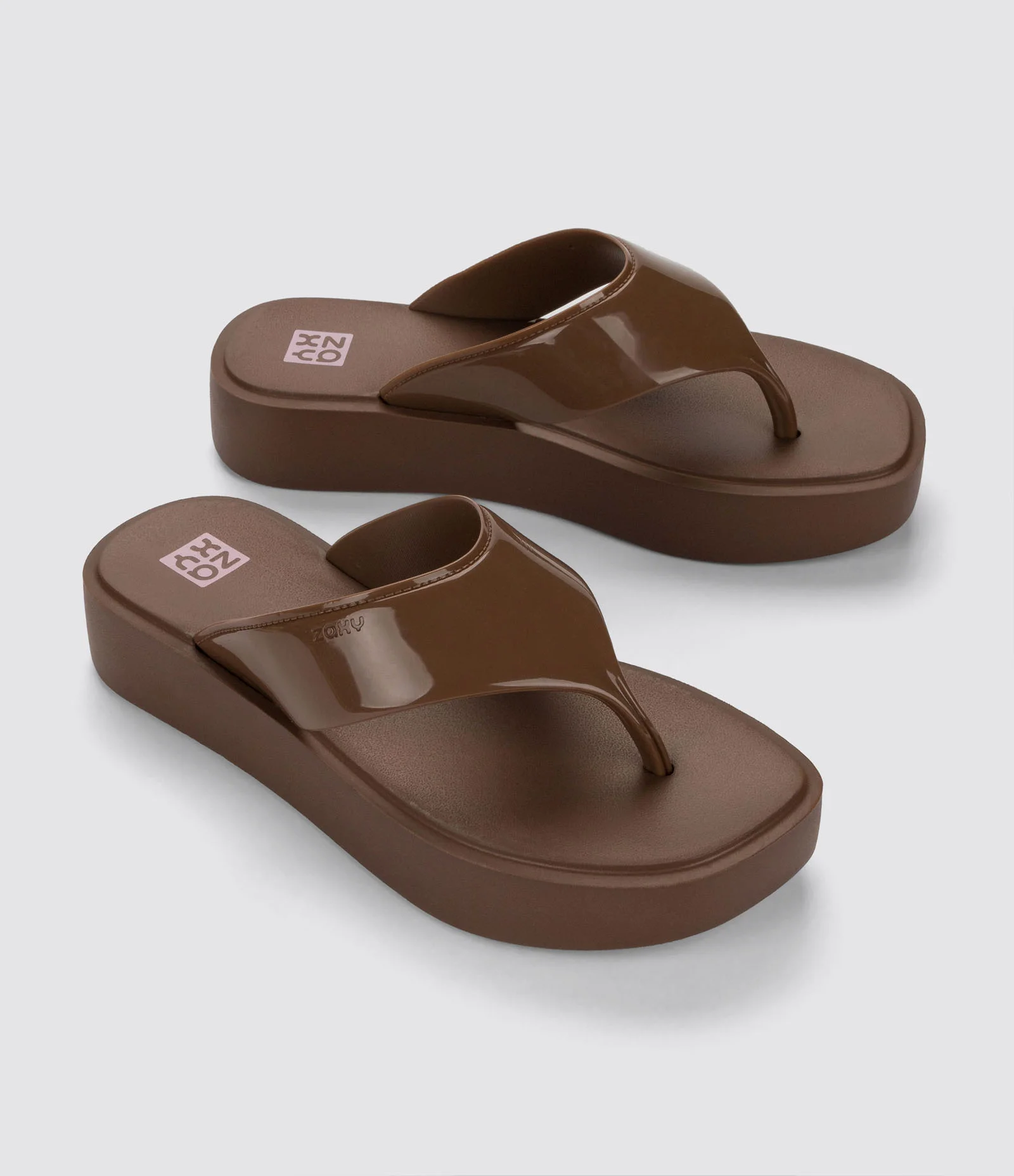 Chinelo com Cabedal Largo e Sola Alta Marrom 1