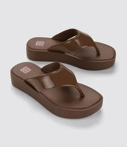 Chinelo com Cabedal Largo e Sola Alta