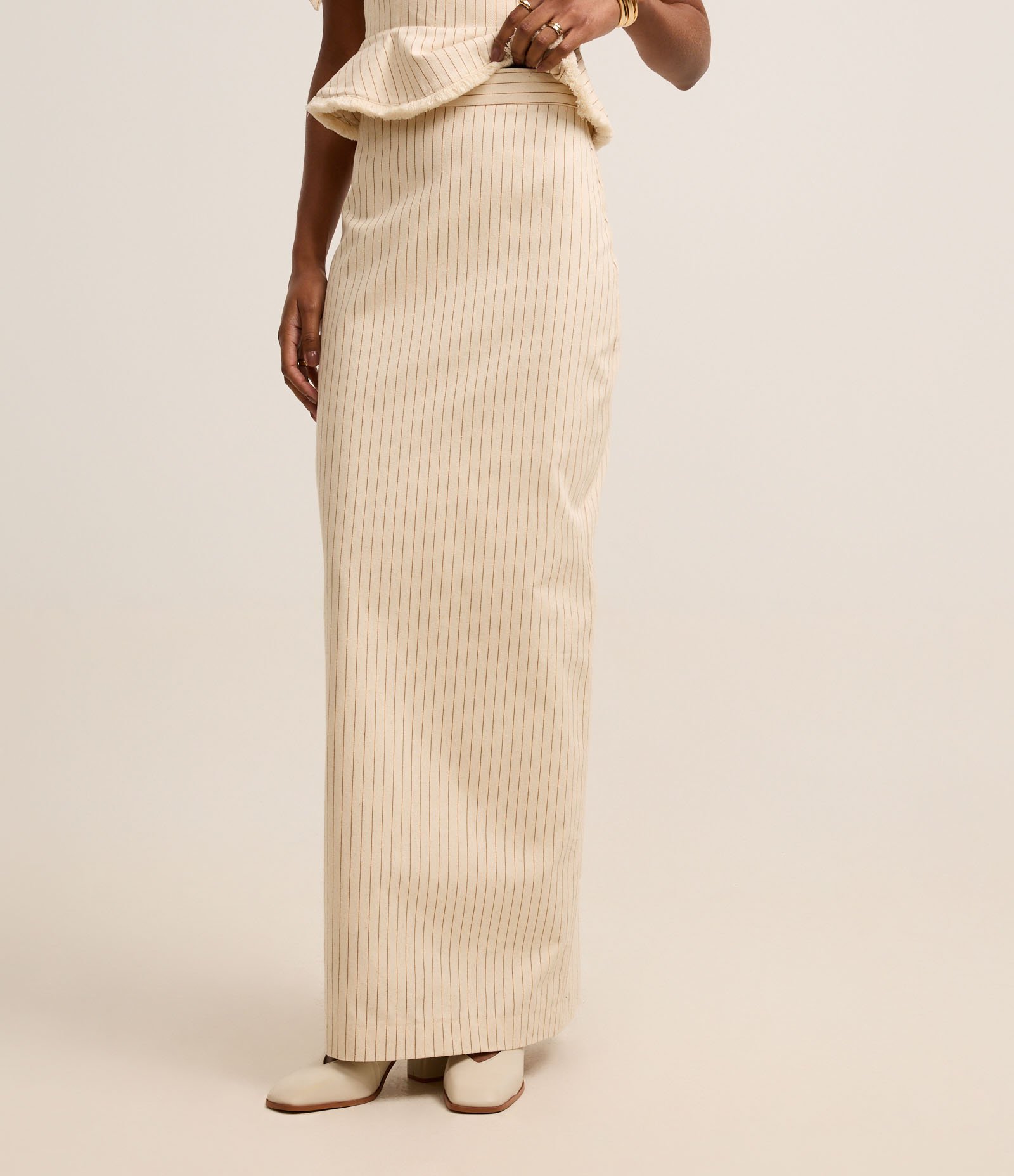 Saia Cintura Alta Longa Listrada em Algodão com Fenda Bege 3