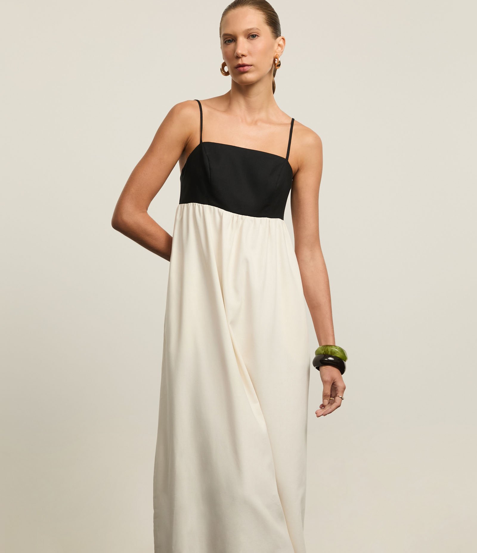 Vestido Hi-Lo Bicolor Evasê Midi em Viscolinho com Alça Fina Preto/Branco 2