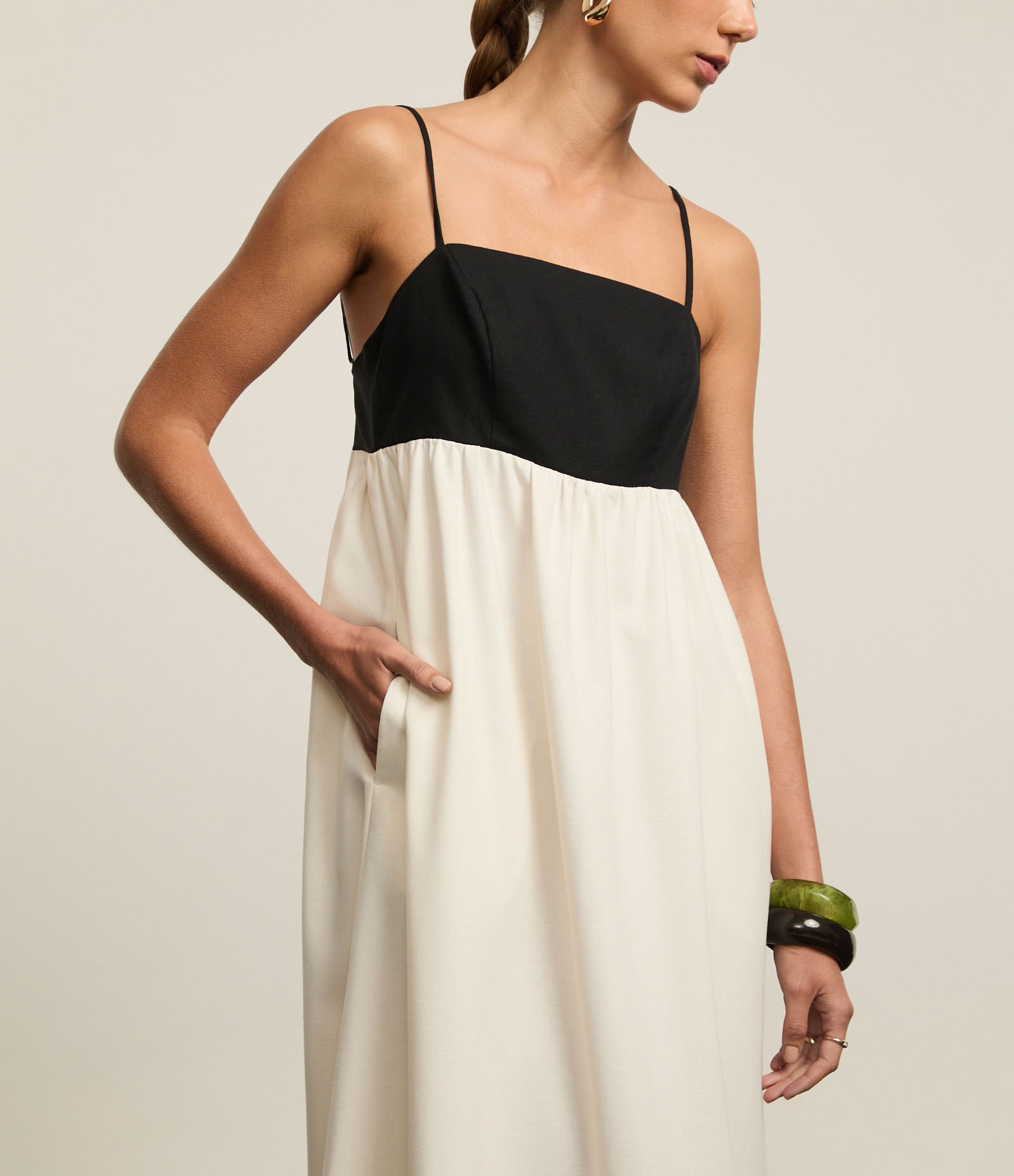 Vestido Hi-Lo Bicolor Evasê Midi em Viscolinho com Alça Fina Preto/Branco 3