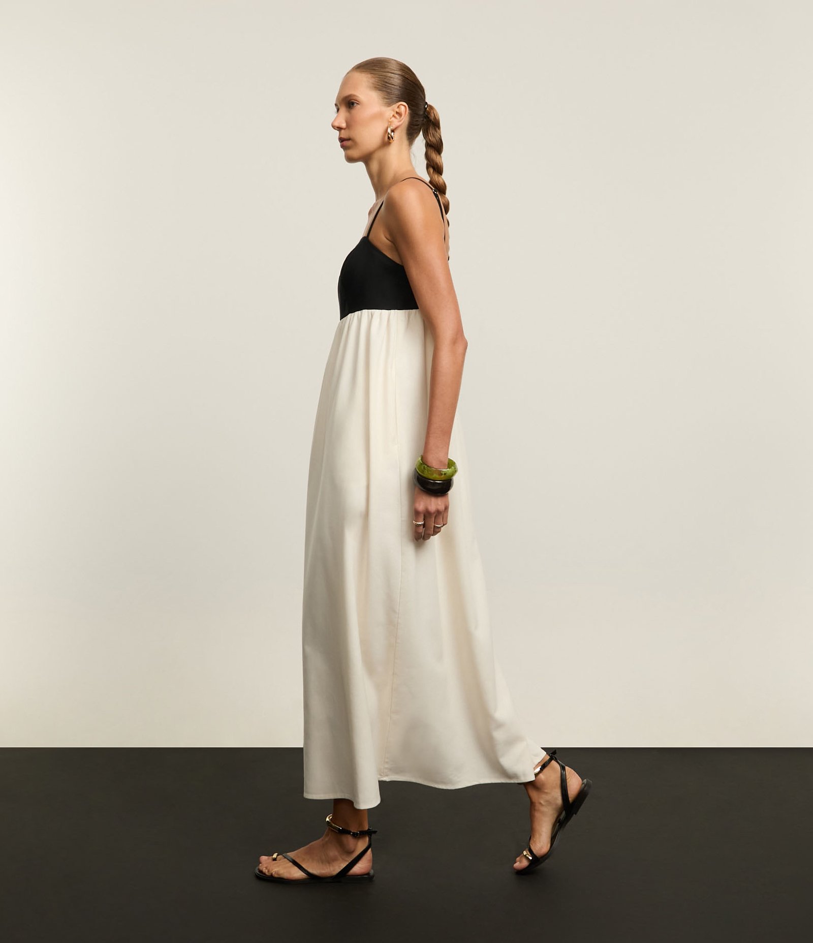 Vestido Hi-Lo Bicolor Evasê Midi em Viscolinho com Alça Fina Preto/Branco 4