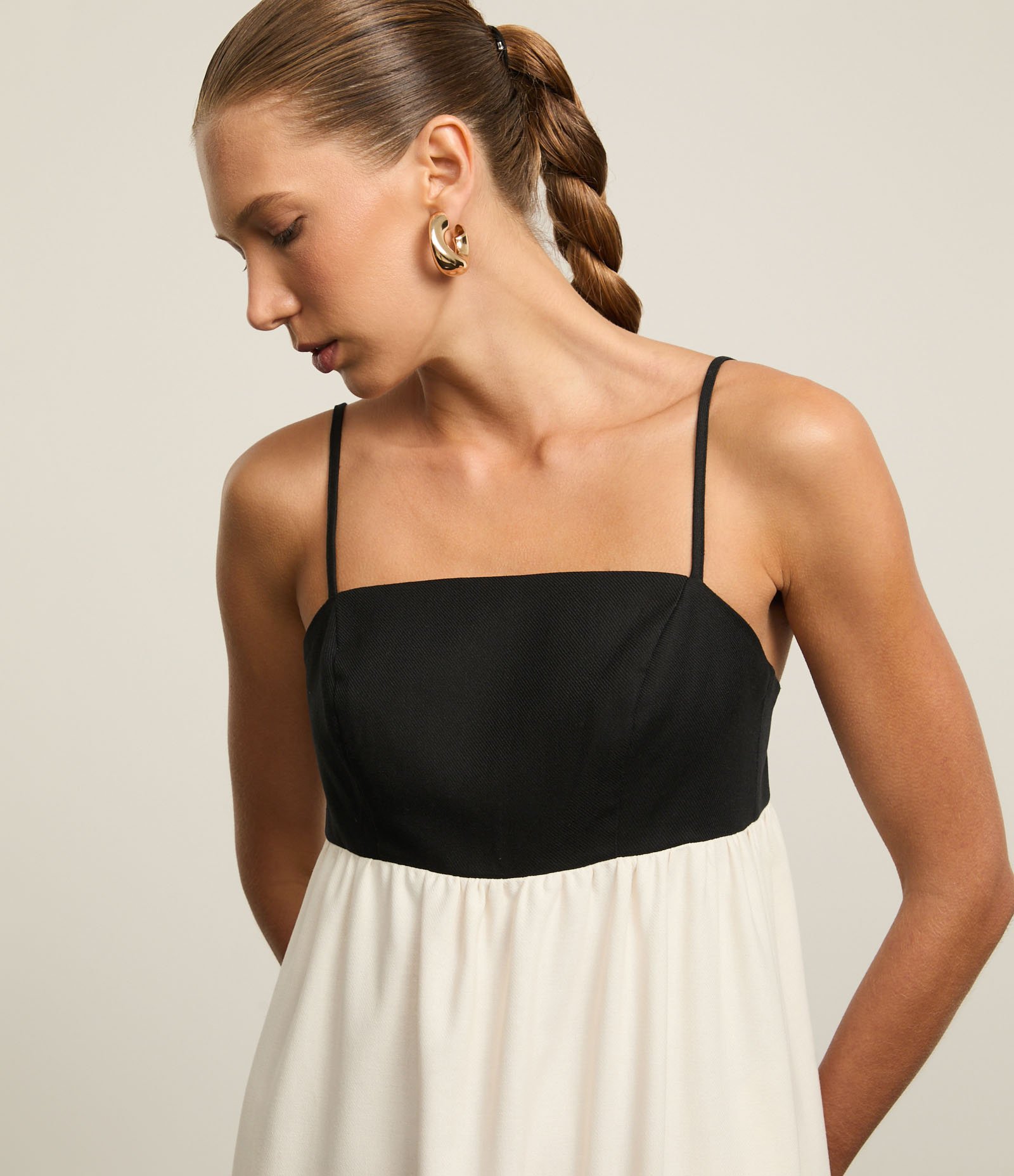 Vestido Hi-Lo Bicolor Evasê Midi em Viscolinho com Alça Fina Preto/Branco 5