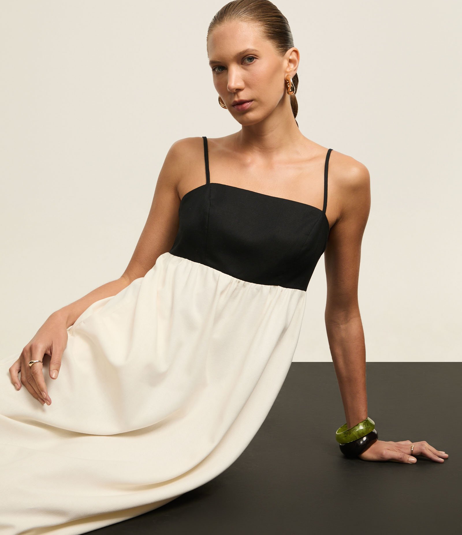 Vestido Hi-Lo Bicolor Evasê Midi em Viscolinho com Alça Fina Preto/Branco 6