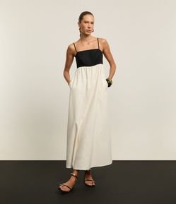 Vestido Hi-Lo Bicolor Evasê Midi em Viscolinho com Alça Fina