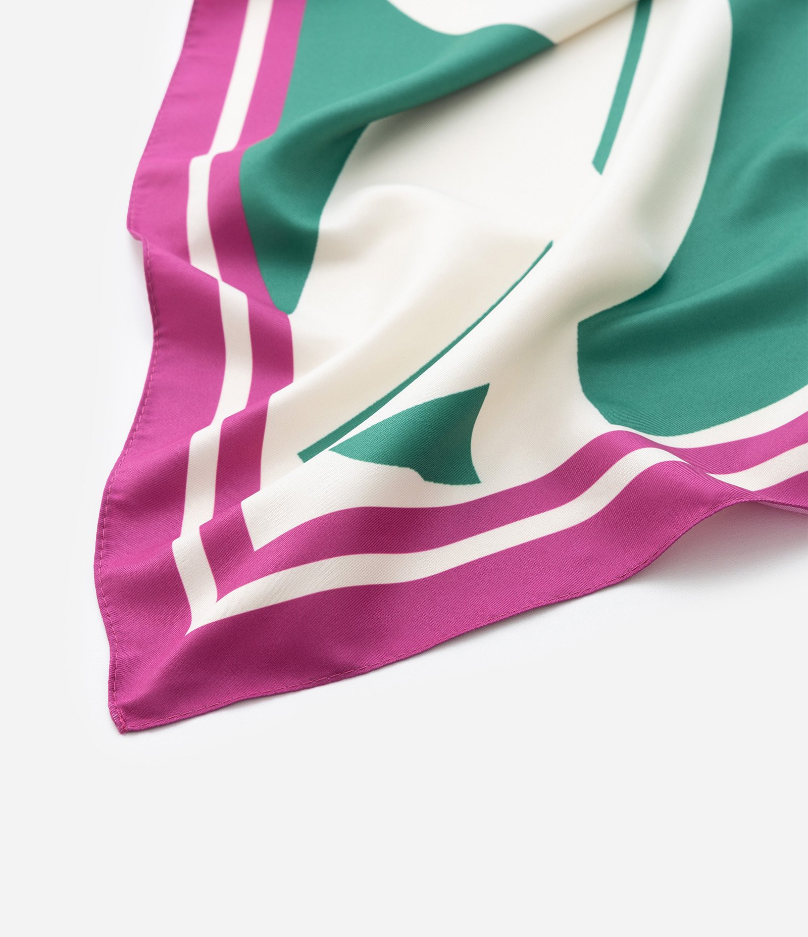 Lenço Acetinado com Estampa de Folhagem Curve & Plus Size Verde/Roxo/Off White 2