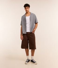 Bermuda Baggy Relaxed em Sarja com Bolsos