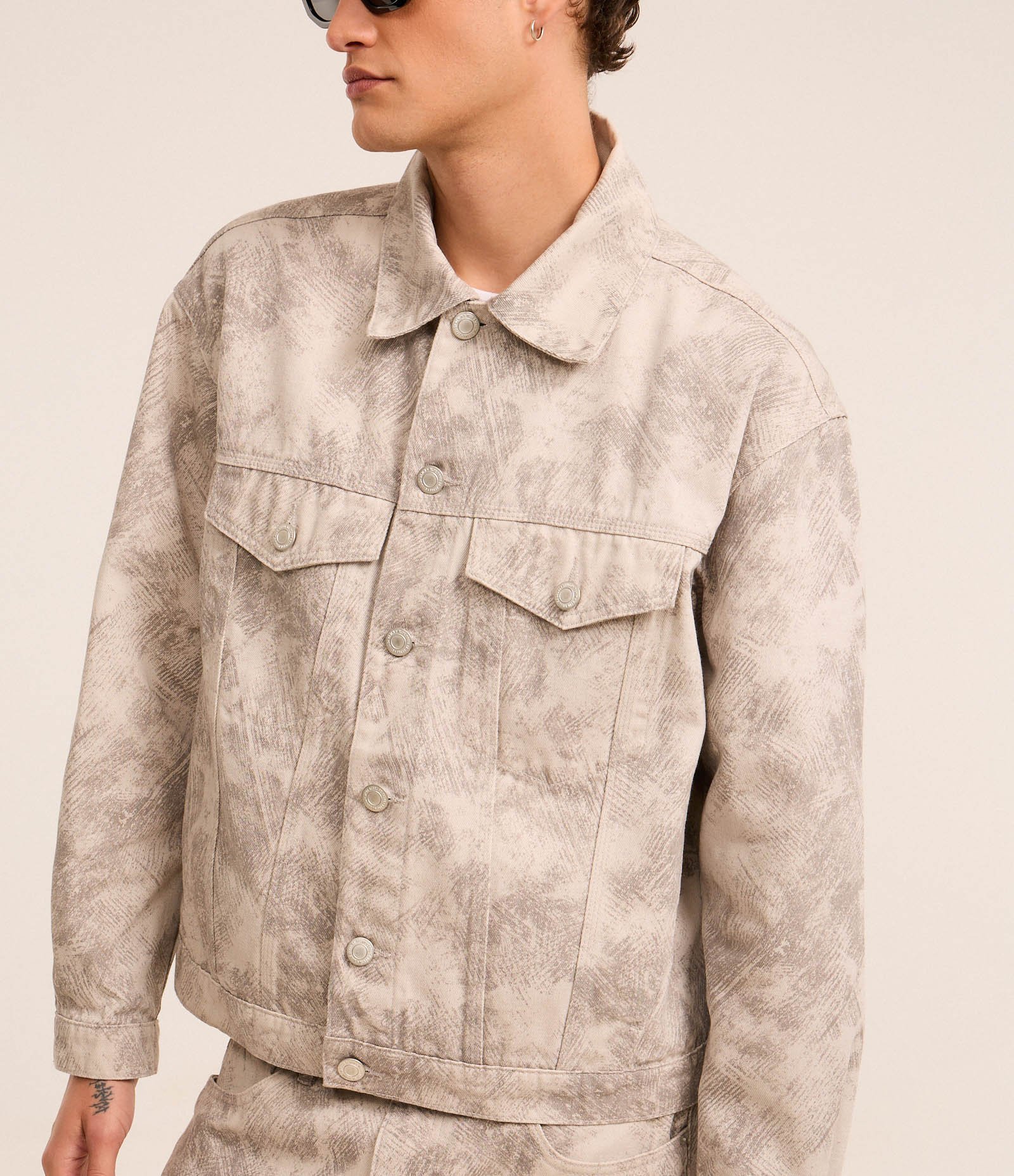 Jaqueta Overboxy em Sarja com Estampa Abstrata Cinza 4