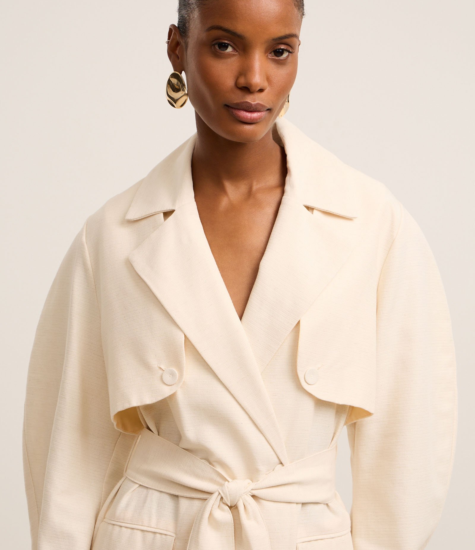 Trench Coat em Sarja Leve com Faixa Amarração e Lapelas Bege 4