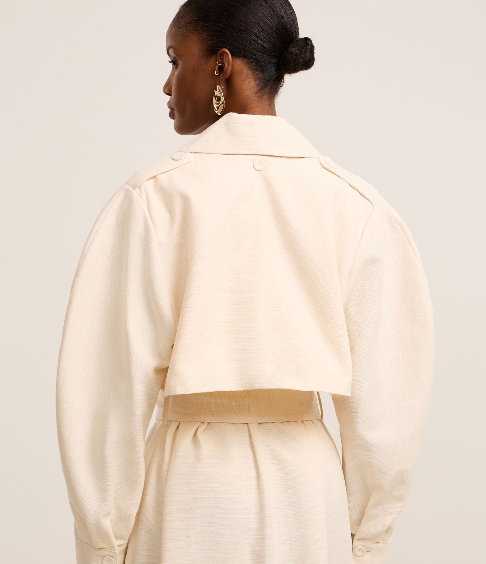 Trench Coat em Sarja Leve com Faixa Amarração e Lapelas Bege 6