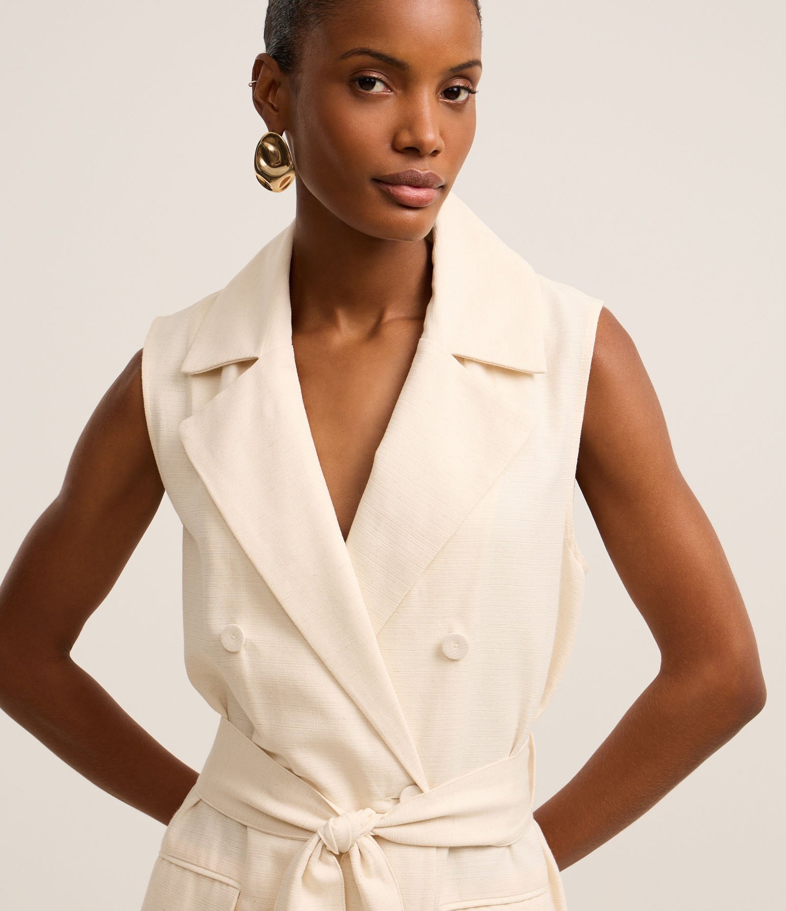 Trench Coat em Sarja Leve com Faixa Amarração e Lapelas Bege 8