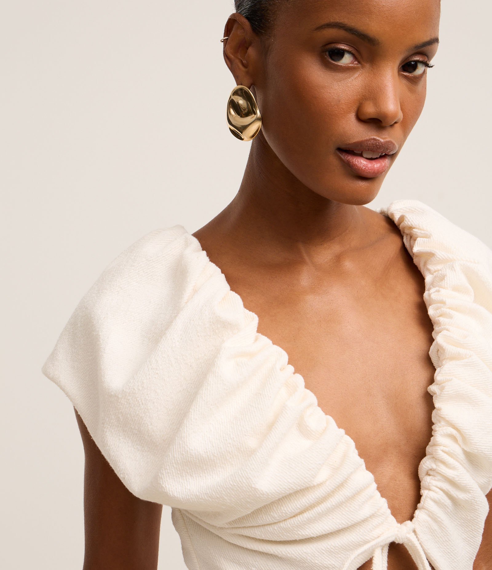 Body com Franzido Decote Profundo e Vazado Bege 3