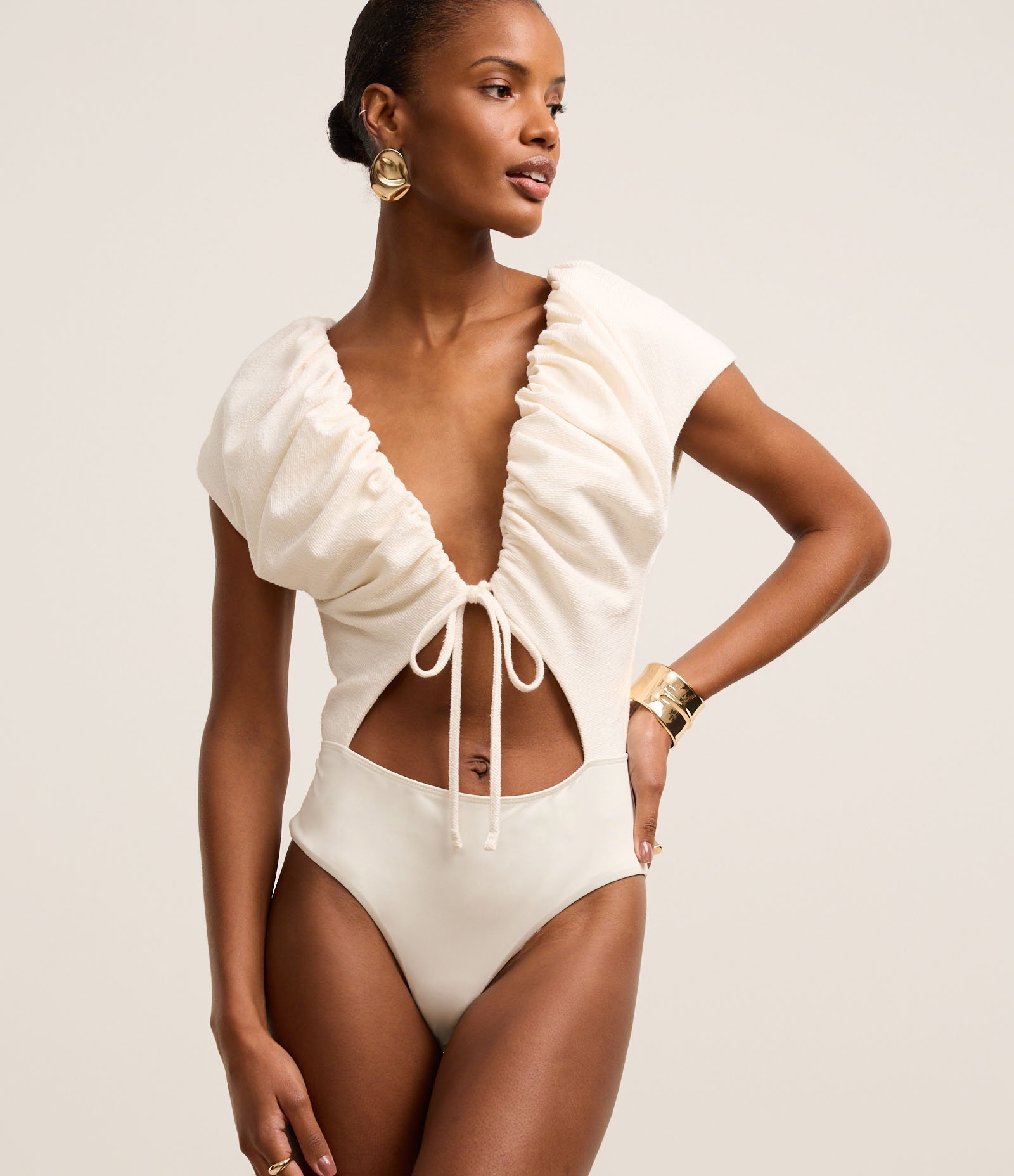 Body com Franzido Decote Profundo e Vazado Bege 6