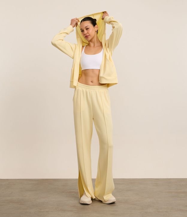 Calça Reta Esportiva em Meia Malha com Fenda Lateral