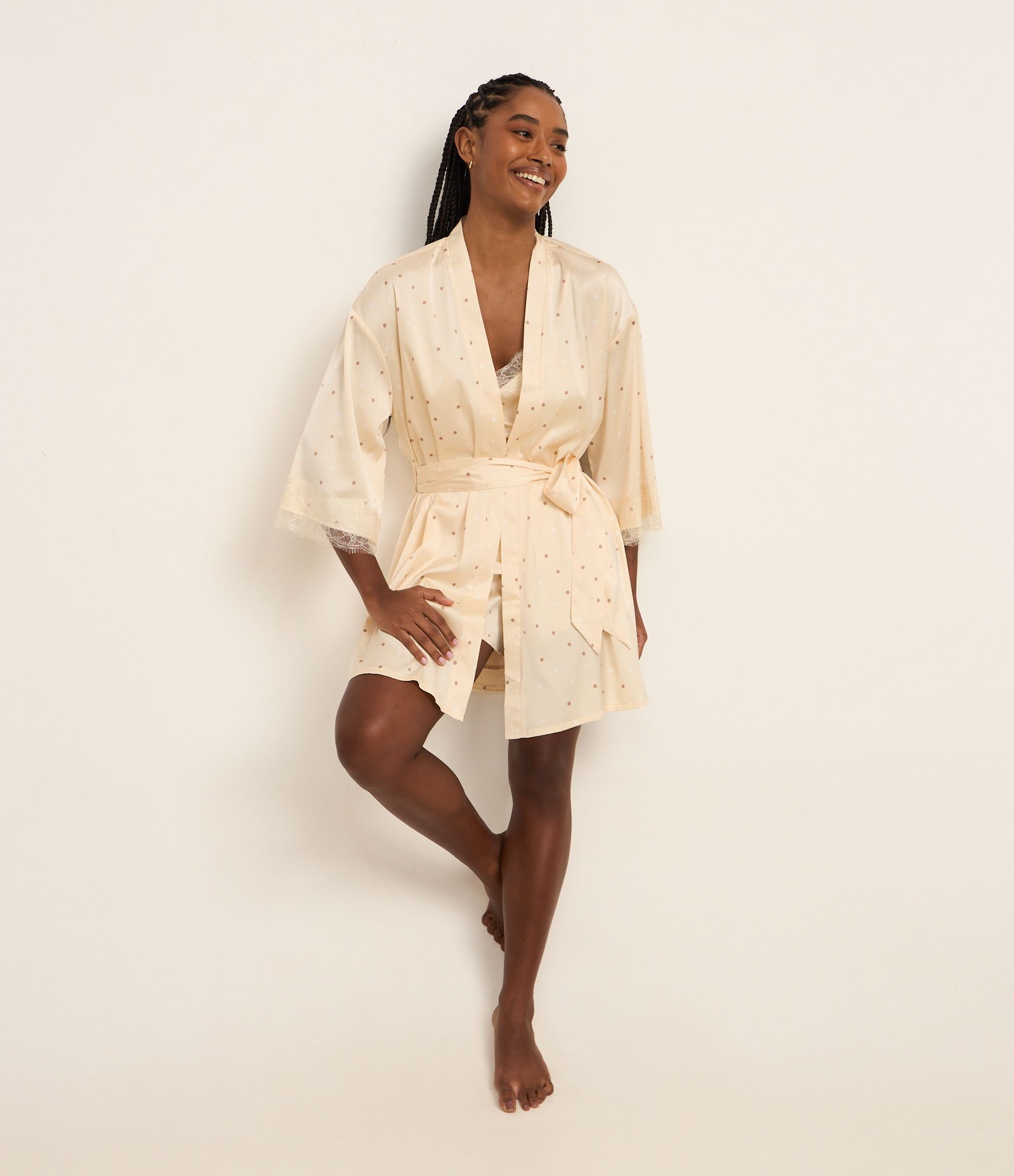 Robe em Cetim Poá com Renda nos Punhos Amarelo 1