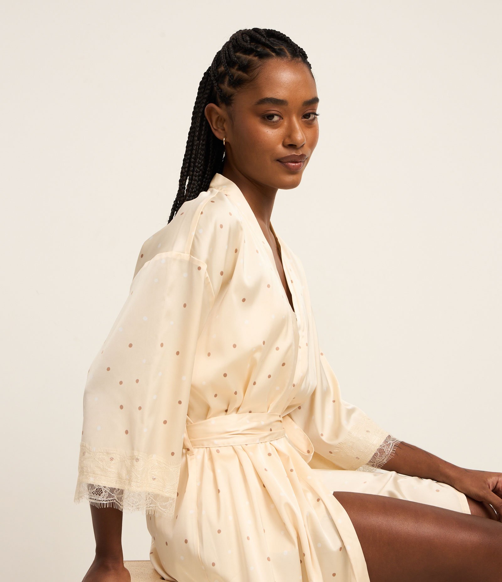 Robe em Cetim Poá com Renda nos Punhos Amarelo 2