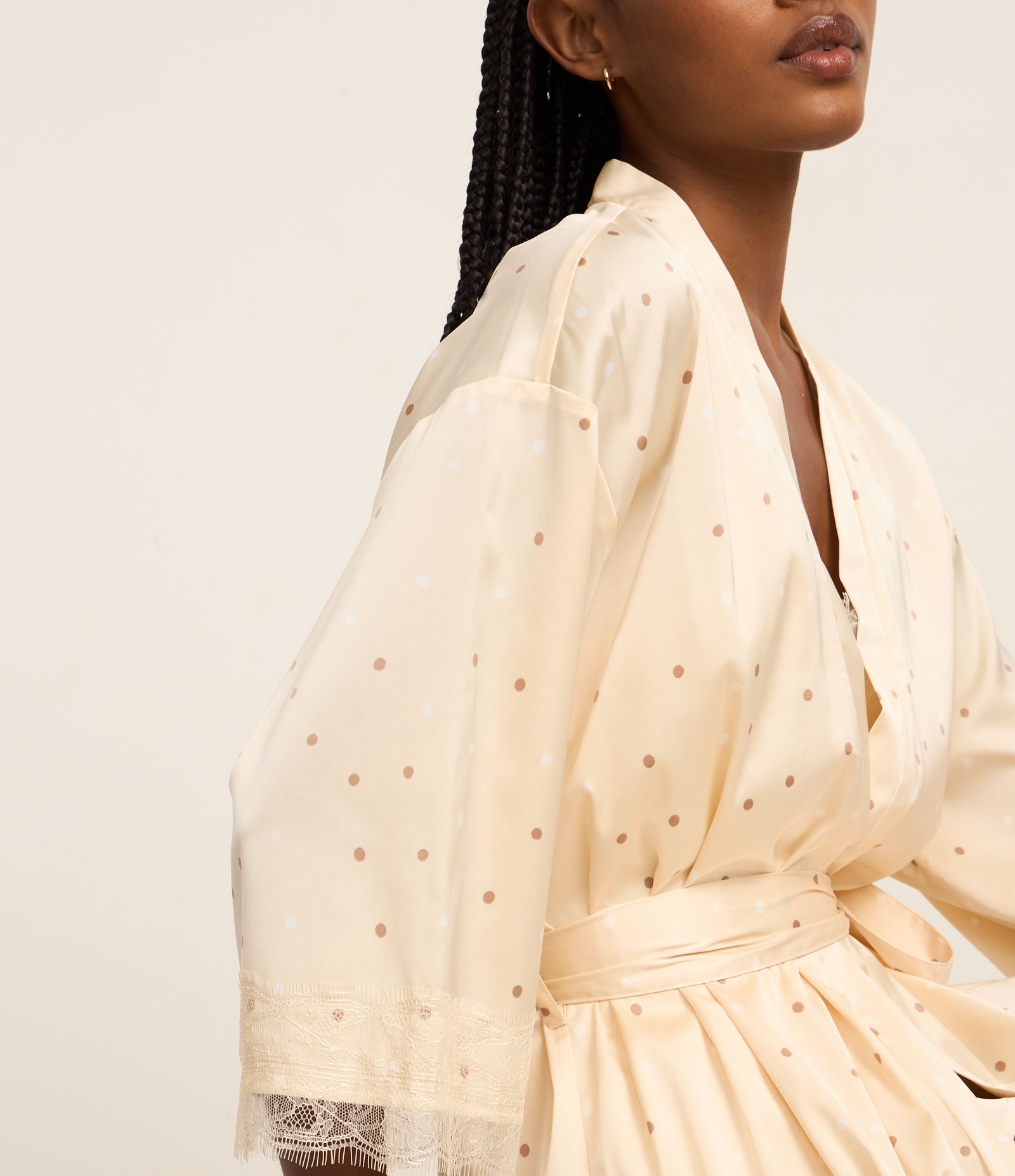 Robe em Cetim Poá com Renda nos Punhos Amarelo 3