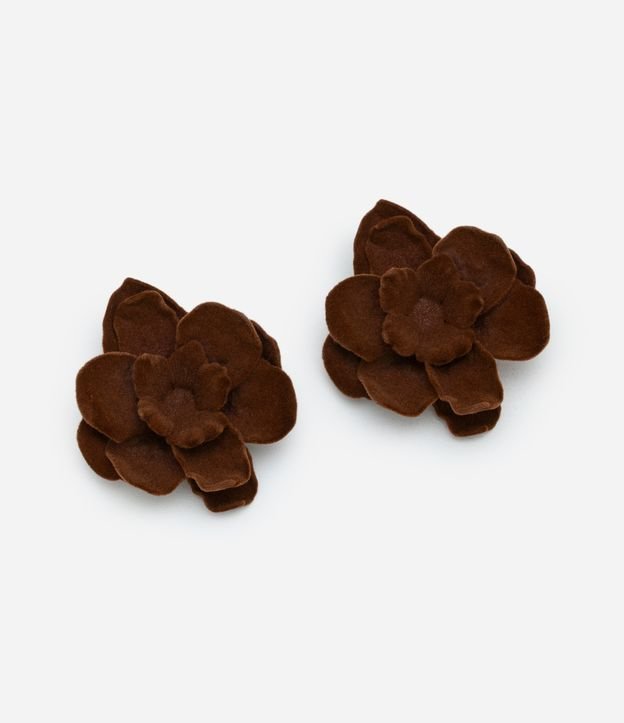 Brinco Botão em Suede com Forma de Flor