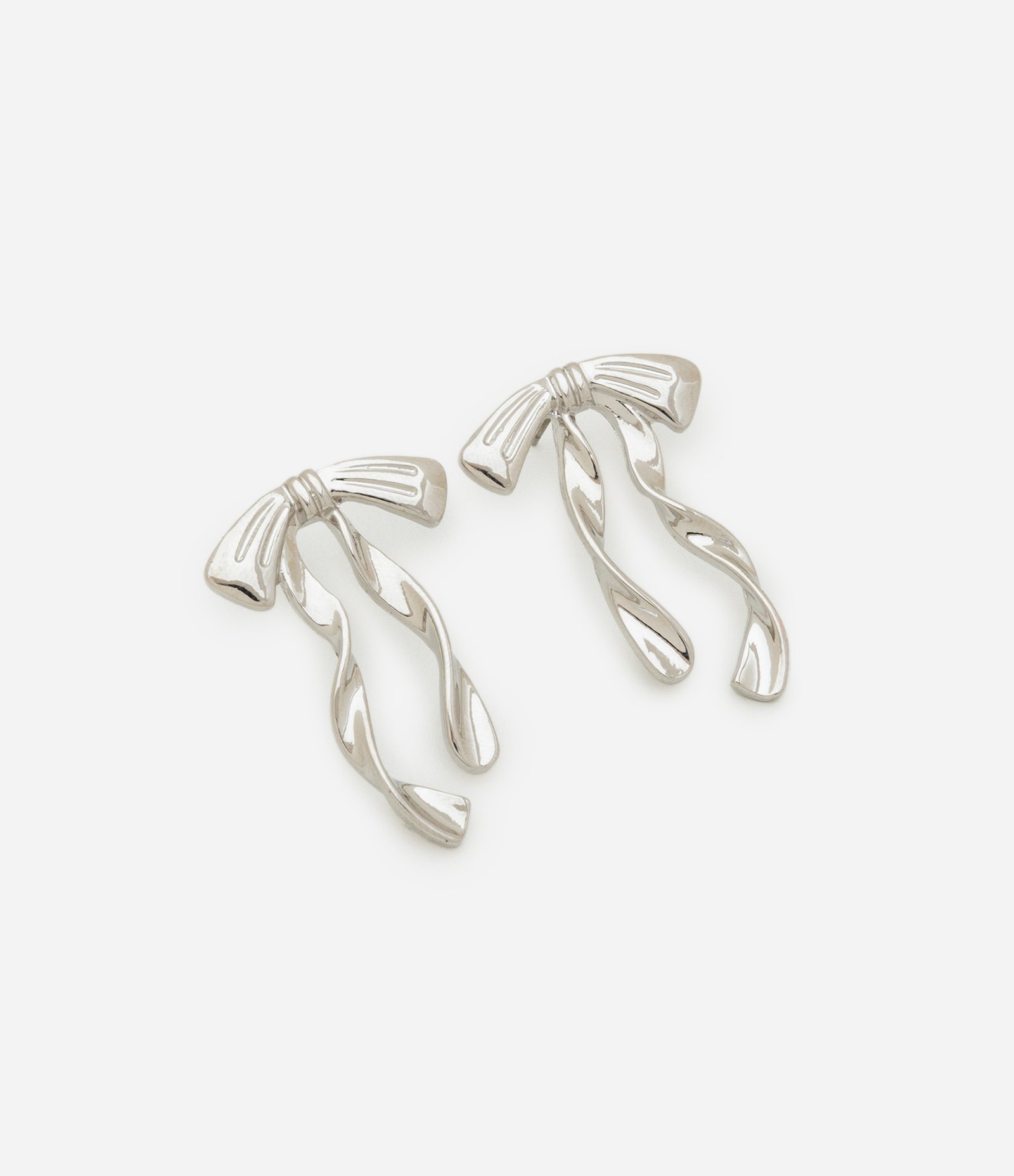 Brinco Pequeno em Metal Formato Laço Prata 1