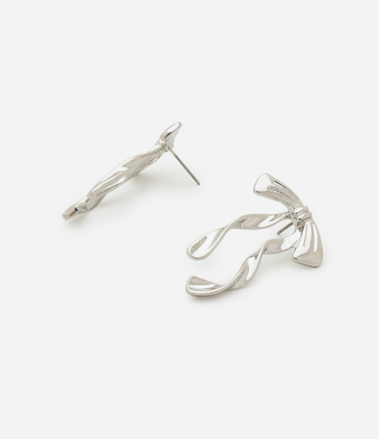 Brinco Pequeno em Metal Formato Laço Prata 2