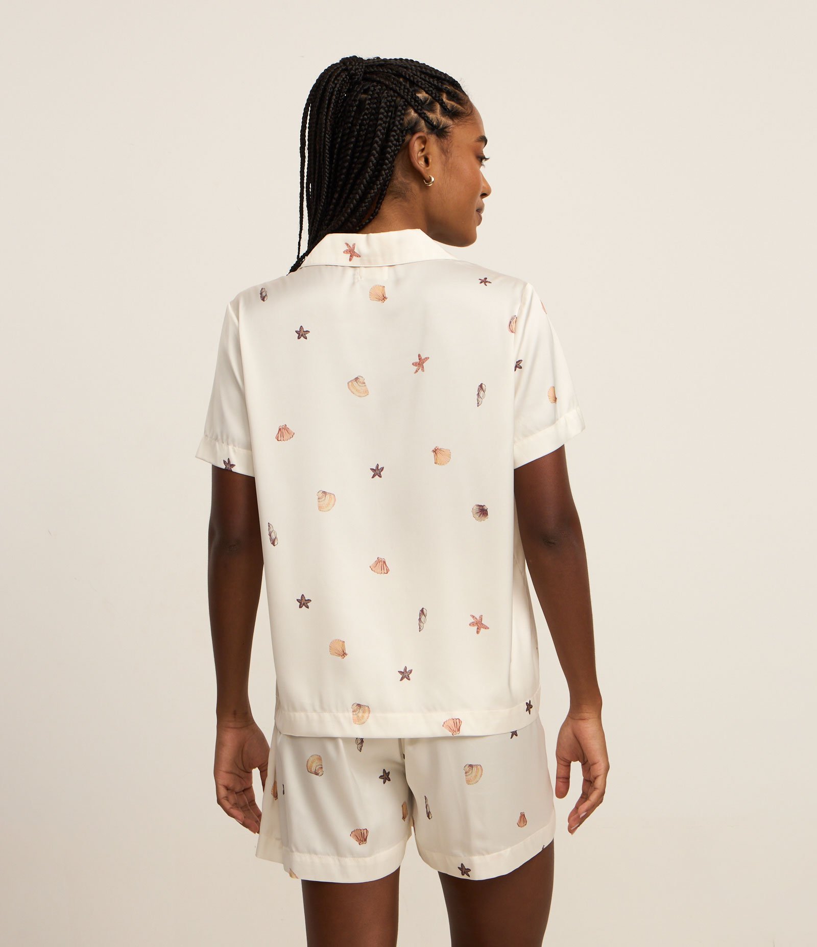 Pijama Short Doll Americano em Cetim com Estampa de Conchinhas Branco 4