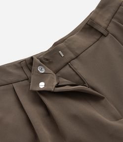 Calça Pantalona com Corte Alfaiatado e Pregas