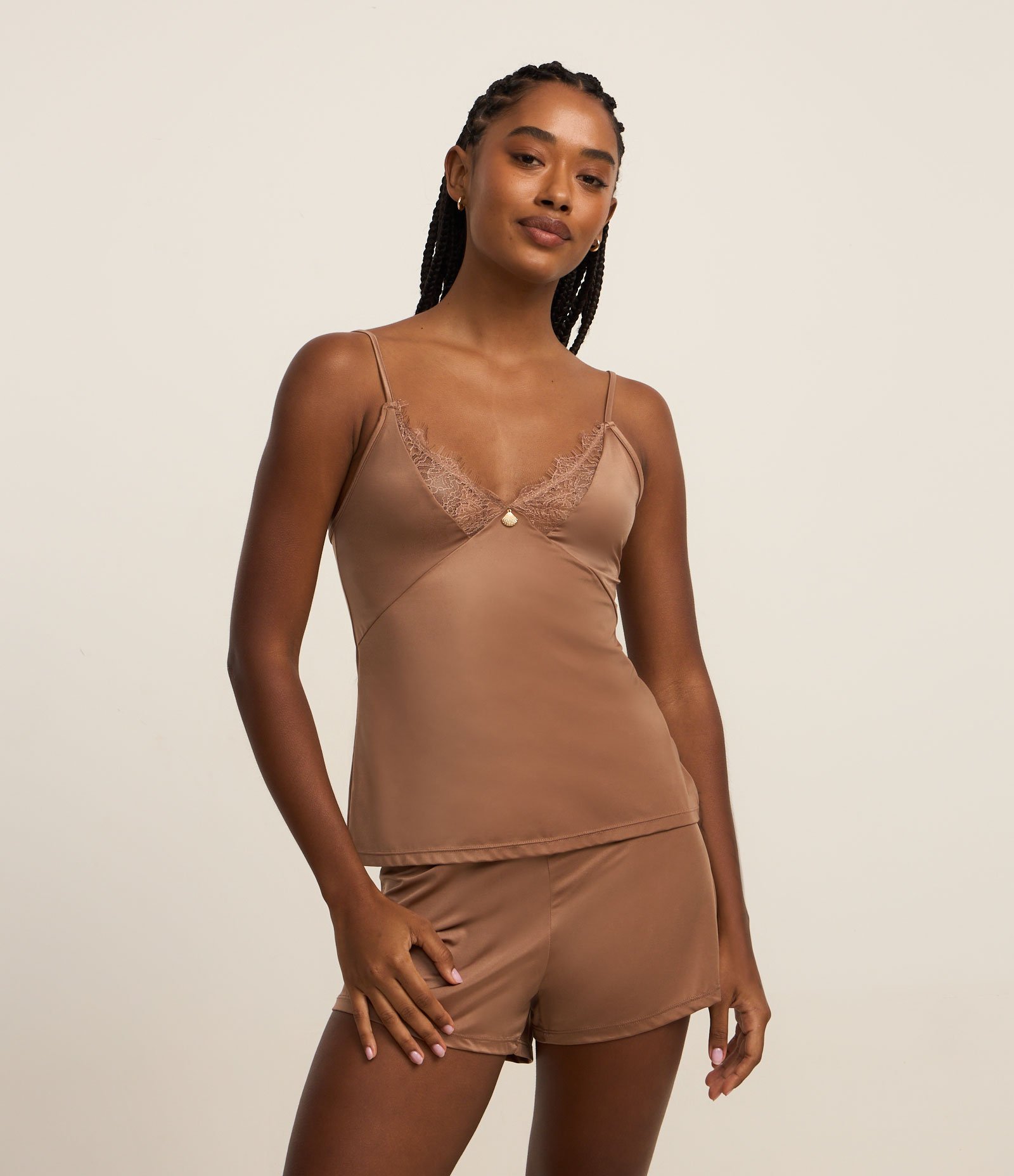 Pijama Short Doll em Microfibra Acetinada com Detalhe de Renda Bege 2