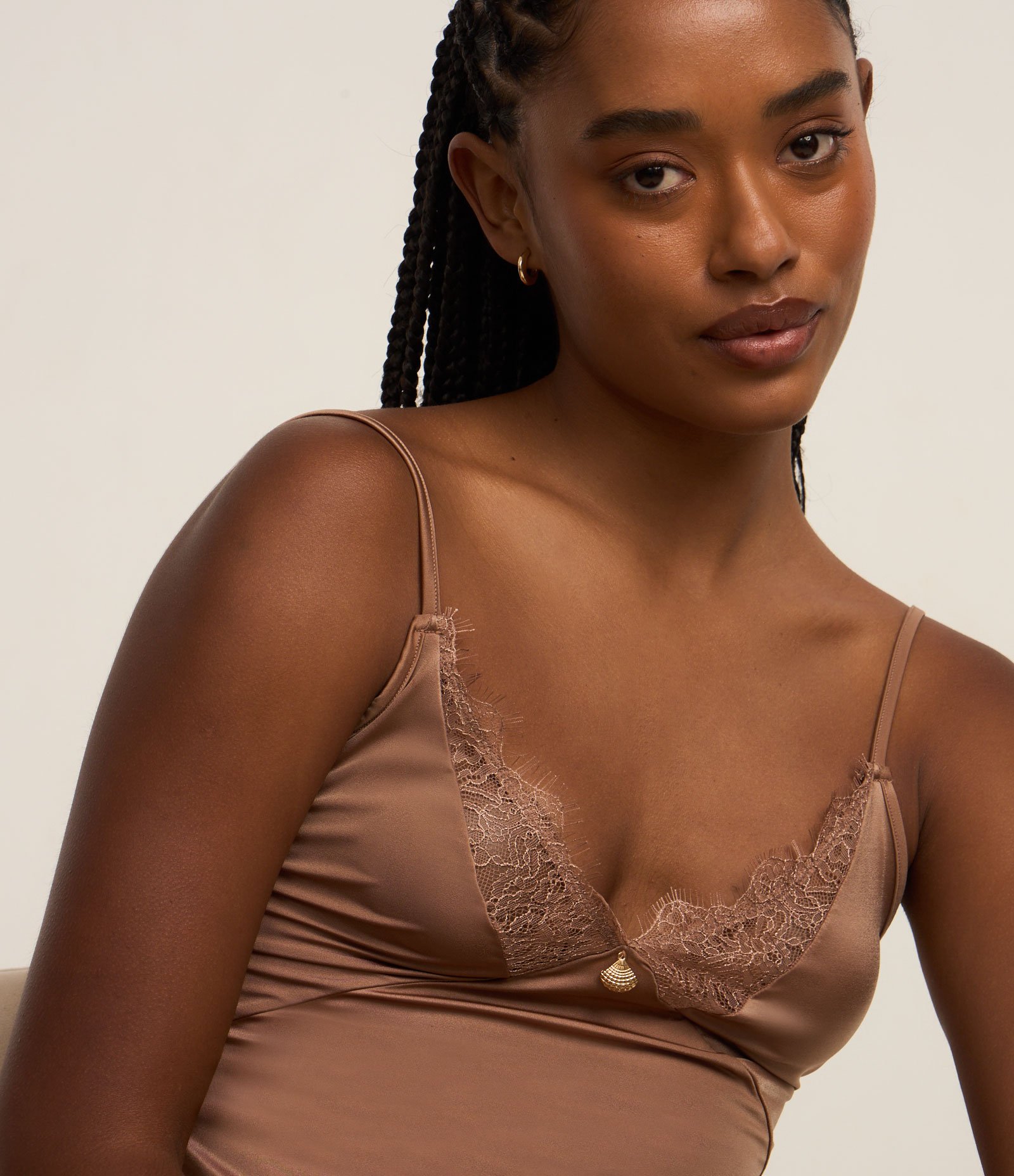 Pijama Short Doll em Microfibra Acetinada com Detalhe de Renda Bege 3