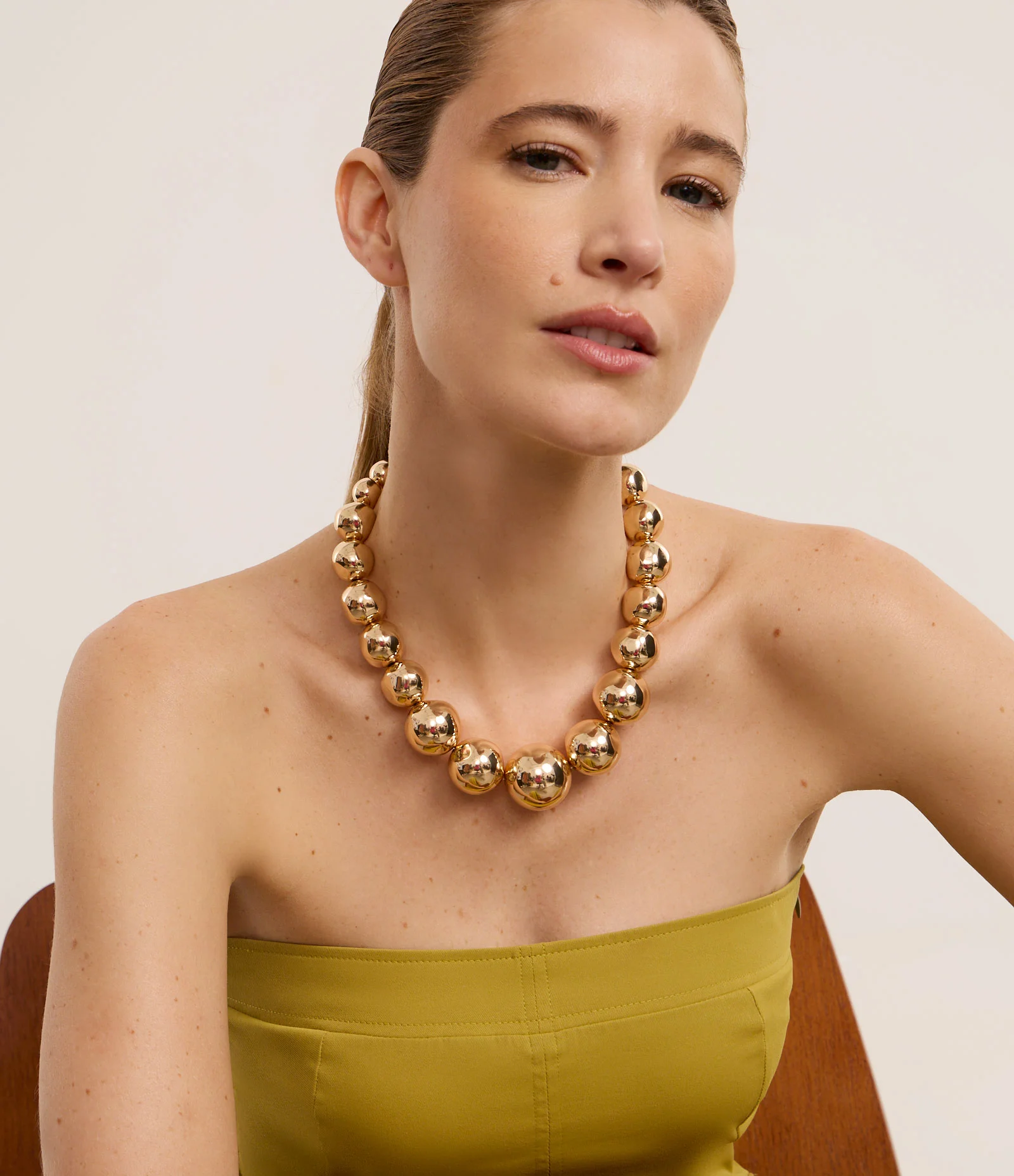 Colar Maxi com Esferas de Dimensões Gradativas Dourado 1