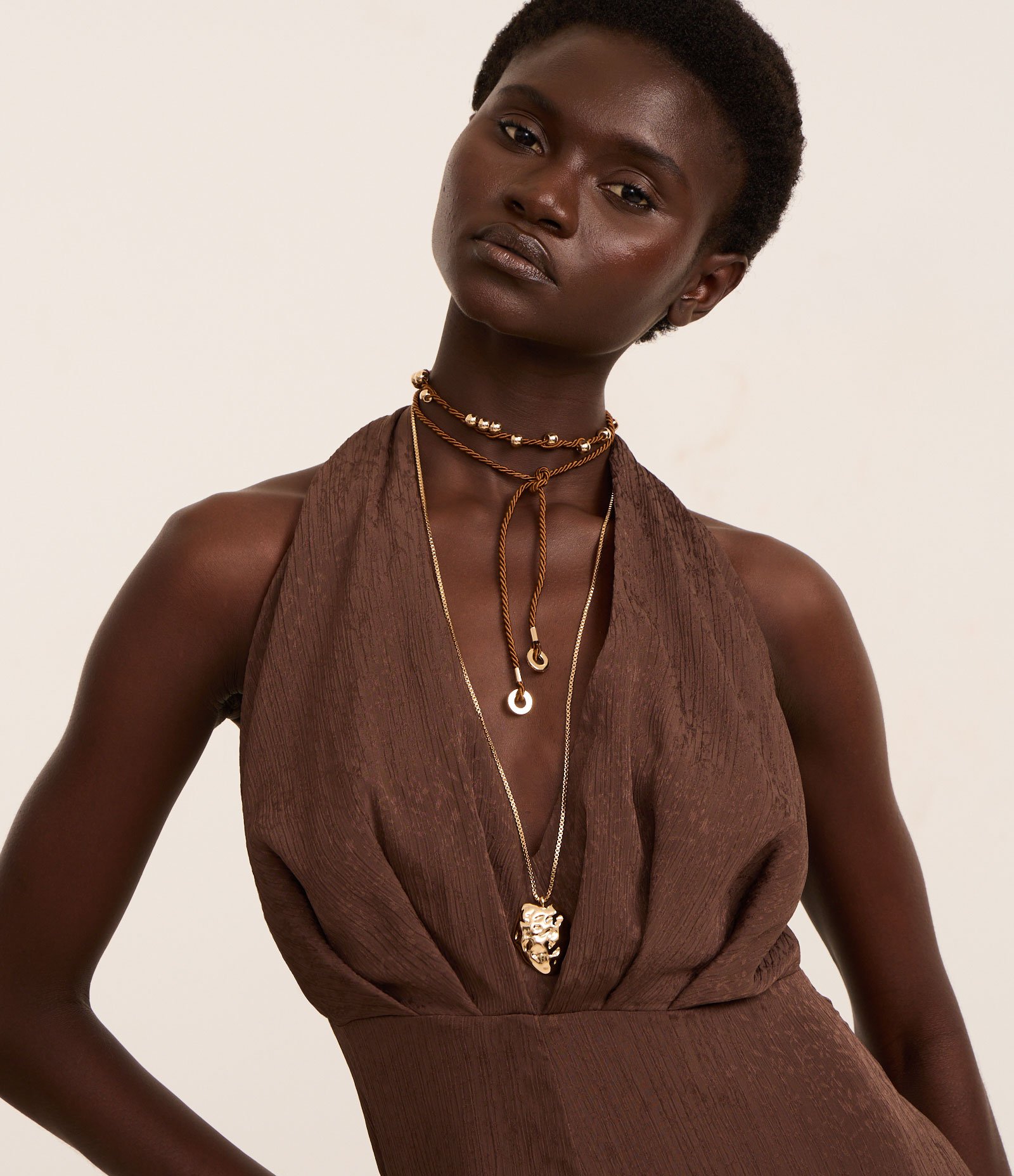 Colar Camadas com Pingente Orgânico Martelado e Cordão com Esferas Dourado/Marrom 1