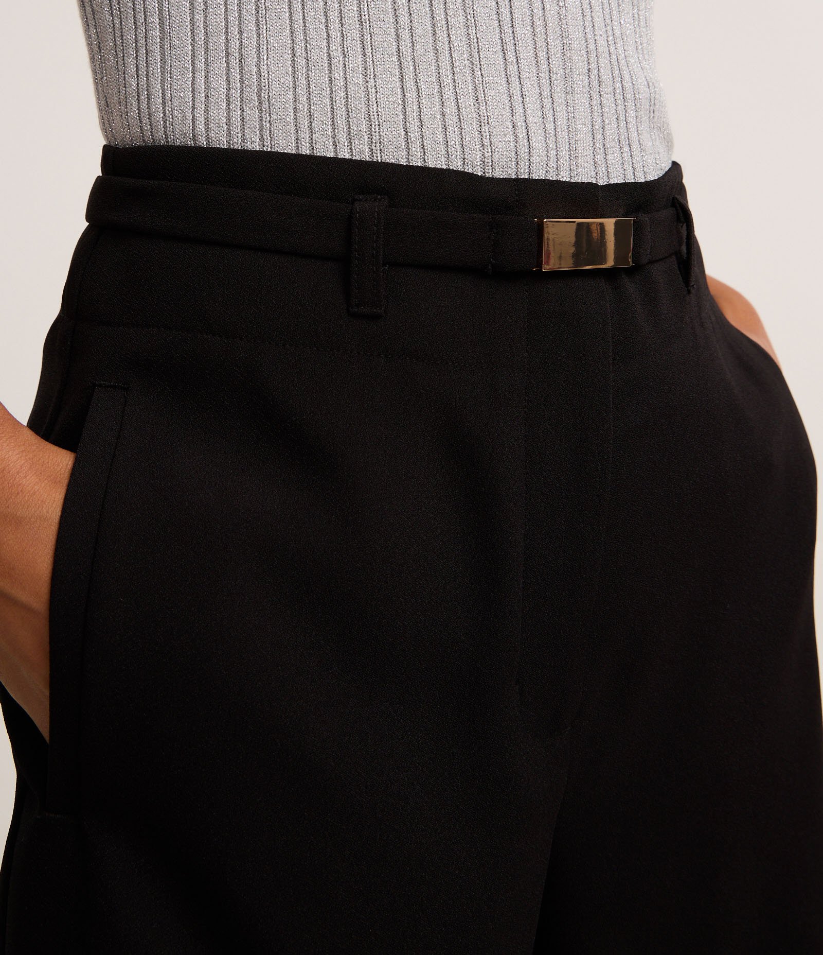 Short Reto Alfaiatado com Cinto Elástico Afivelado Preto 4