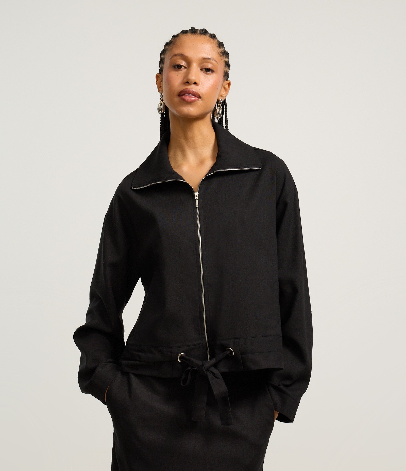 Jaqueta Cropped em Viscose com Amarração na Barra Preto 1
