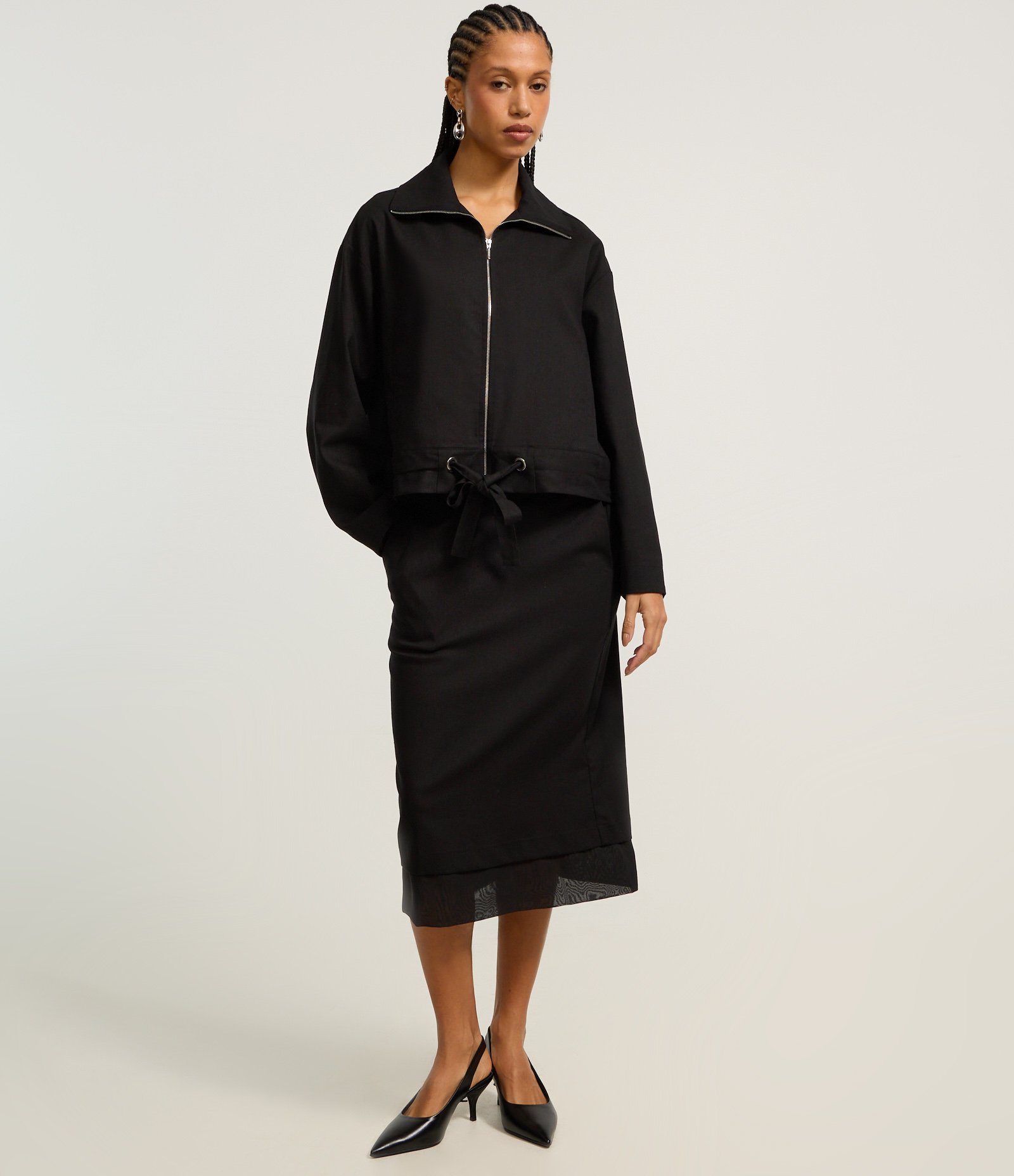 Jaqueta Cropped em Viscose com Amarração na Barra Preto 2