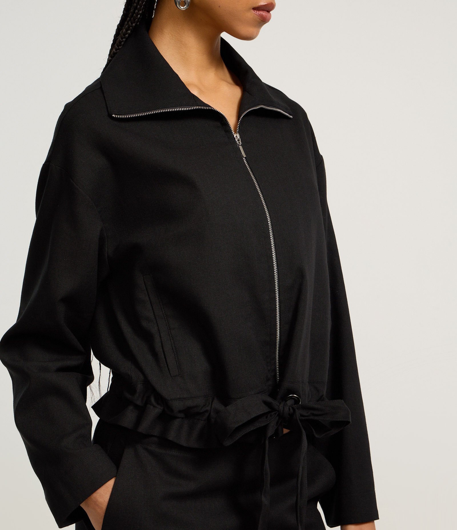 Jaqueta Cropped em Viscose com Amarração na Barra Preto 3