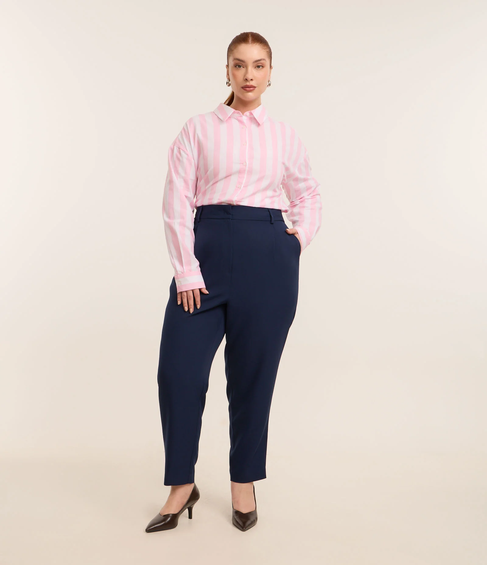 Calça Cenoura Alfaitada com Pregas Curve & Plus Size Azul Marinho 1