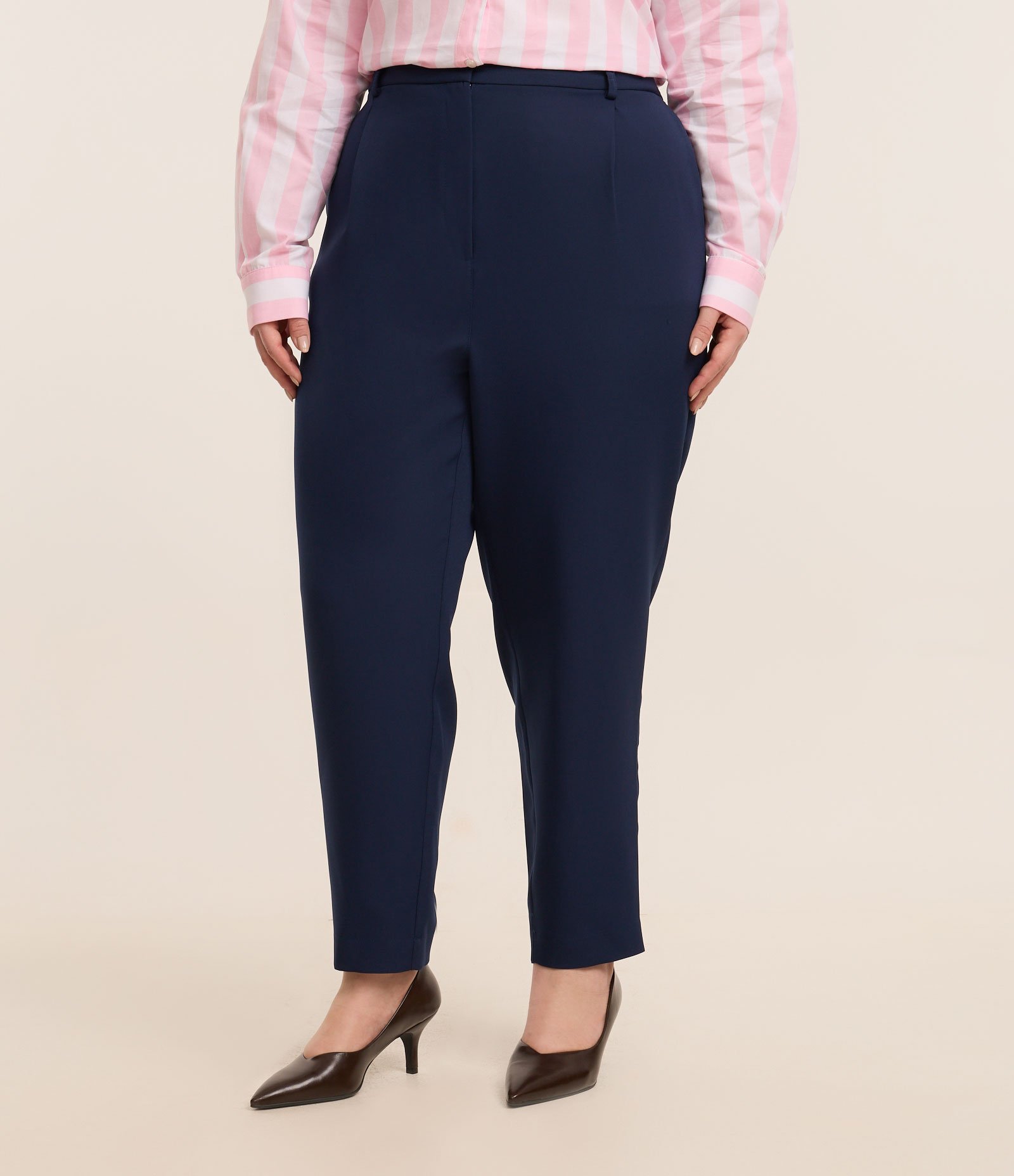 Calça Cenoura Alfaitada com Pregas Curve & Plus Size Azul Marinho 2