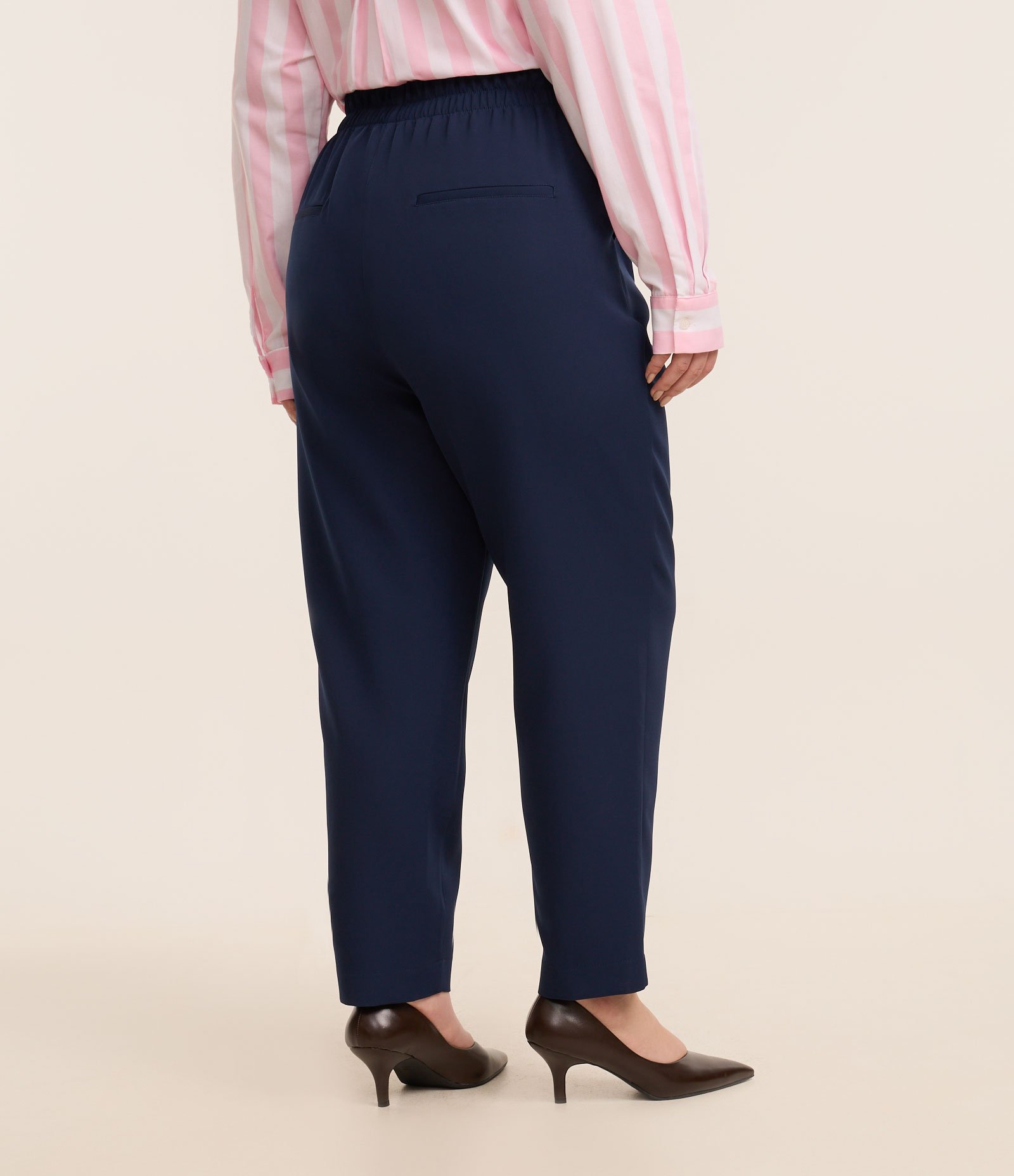 Calça Cenoura Alfaitada com Pregas Curve & Plus Size Azul Marinho 4