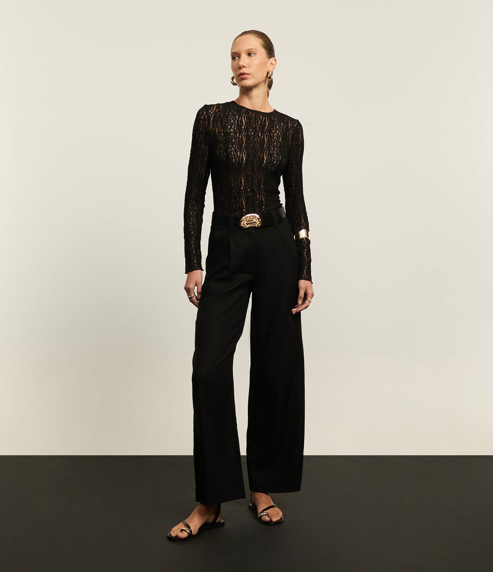 Blusa Peplum em Renda com Frufru no Punho e Barra Preto 2