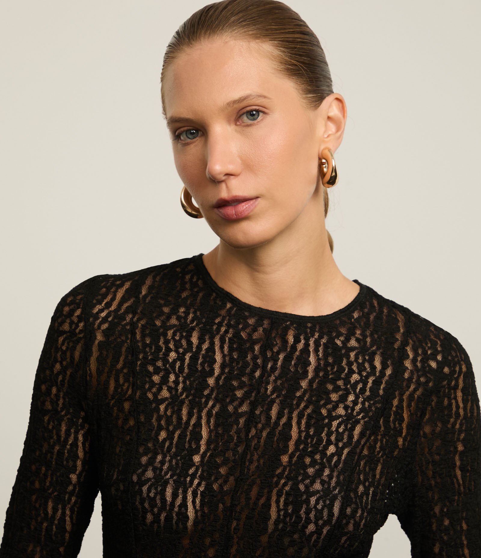 Blusa Peplum em Renda com Frufru no Punho e Barra Preto 4