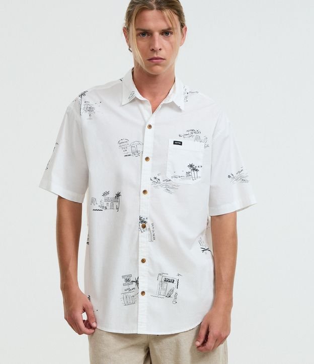 Camisa Relaxed em Tricoline com Estampa Minimalistas de Coqueiros e Ilhas