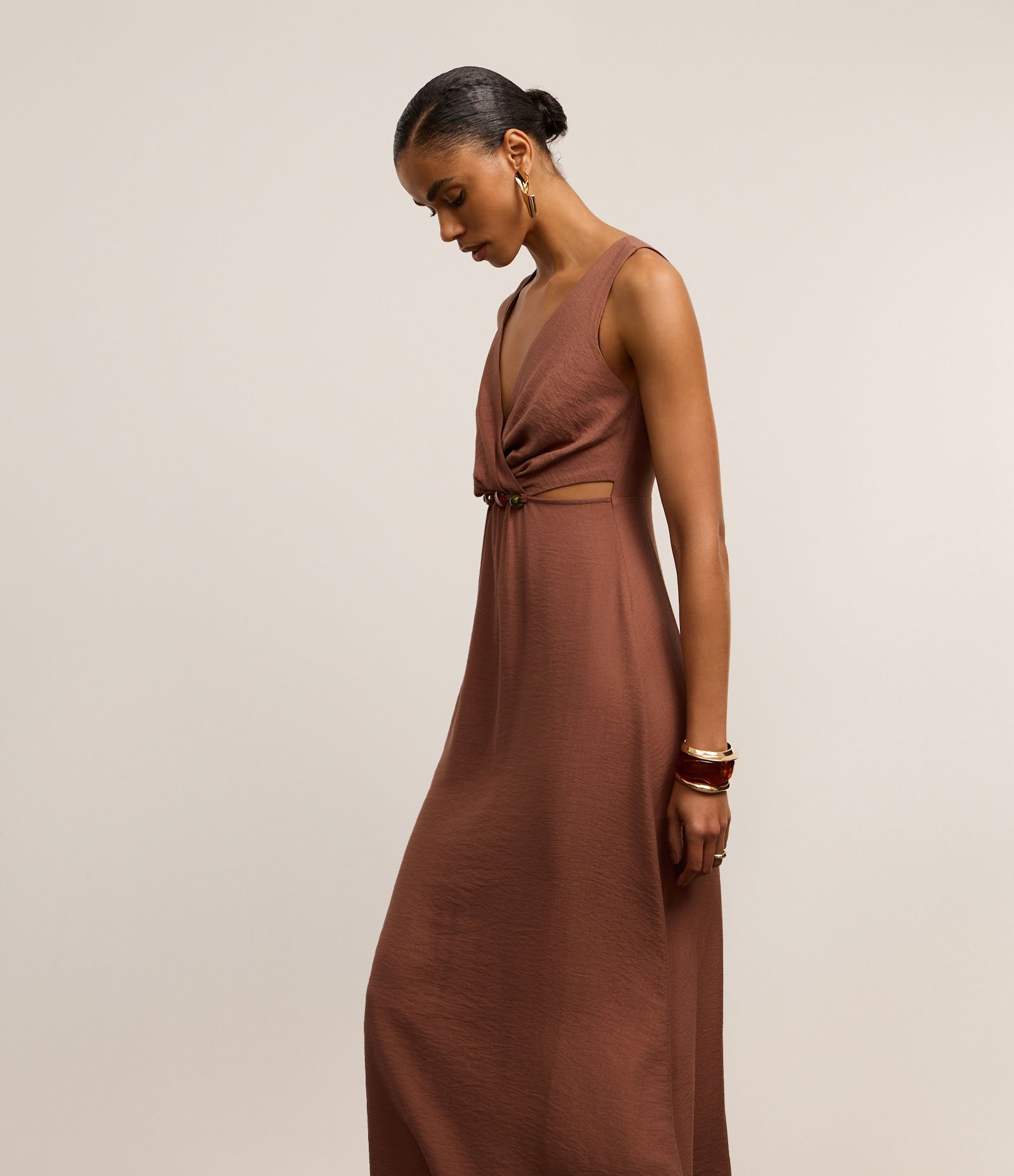 Vestido Evasê em Viscose com Miçangas e Vazados na Cintura Marrom 3