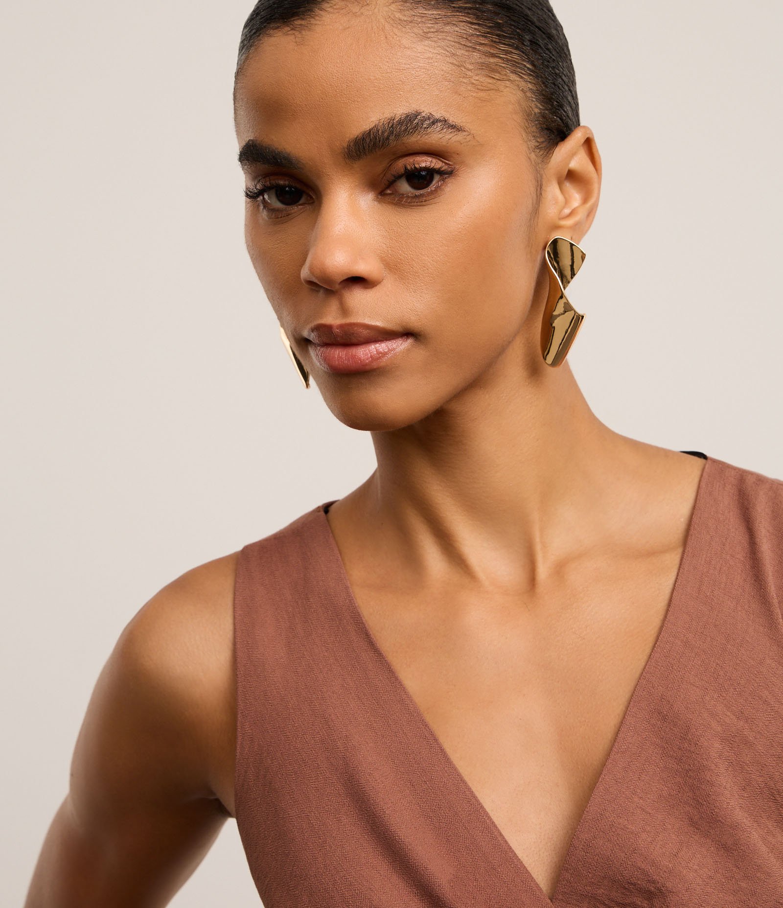 Vestido Evasê em Viscose com Miçangas e Vazados na Cintura Marrom 5