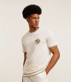 Camiseta Regular em Algodão com Estampa Localizada e Textura